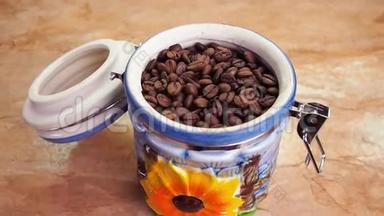 咖啡豆的储存。 带咖啡的陶瓷容器。 装有烤咖啡<strong>颗粒</strong>的密封容器。 在<strong>厨房</strong>的桌子上。